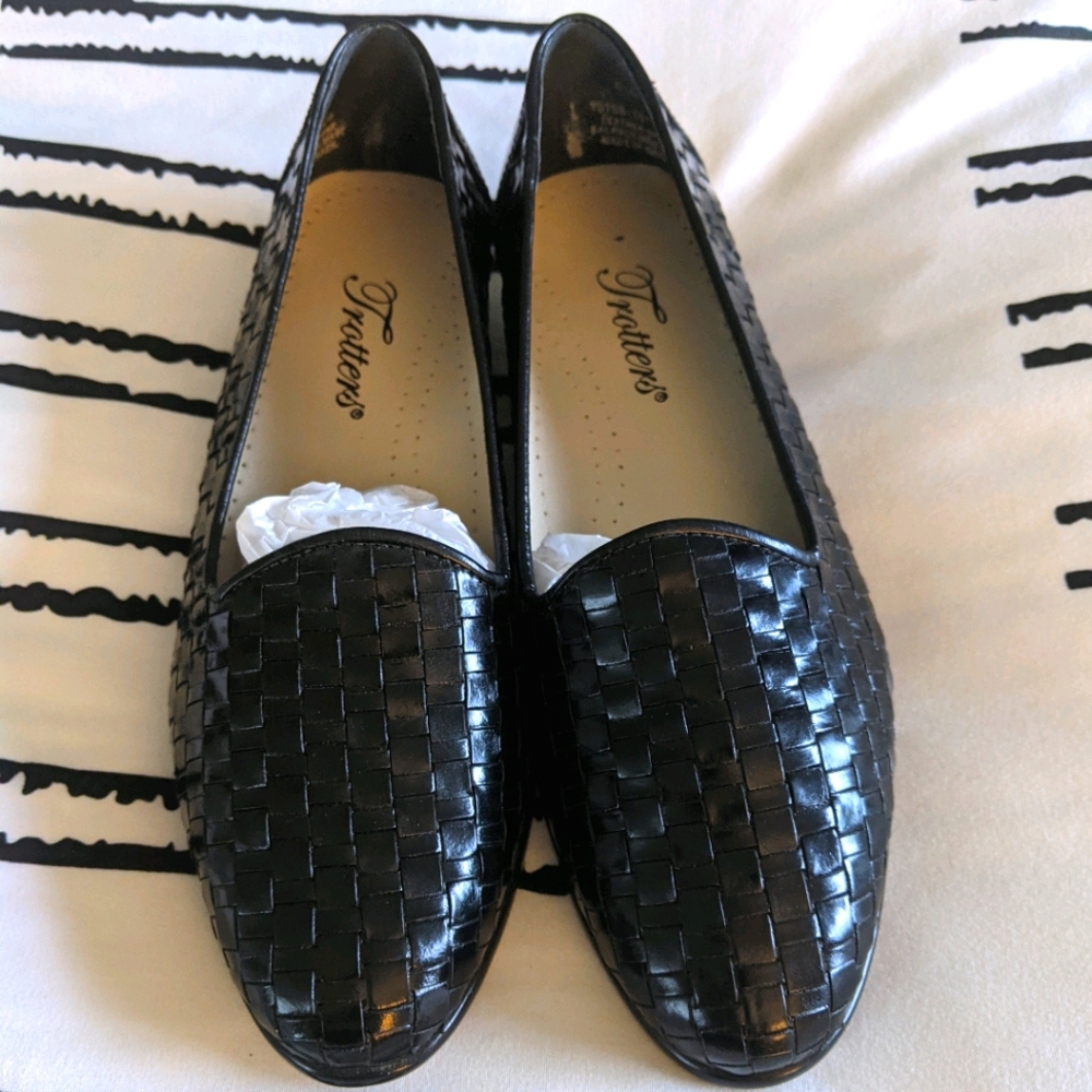 NWOB Black Woven Trotter Flats Size 6.5M